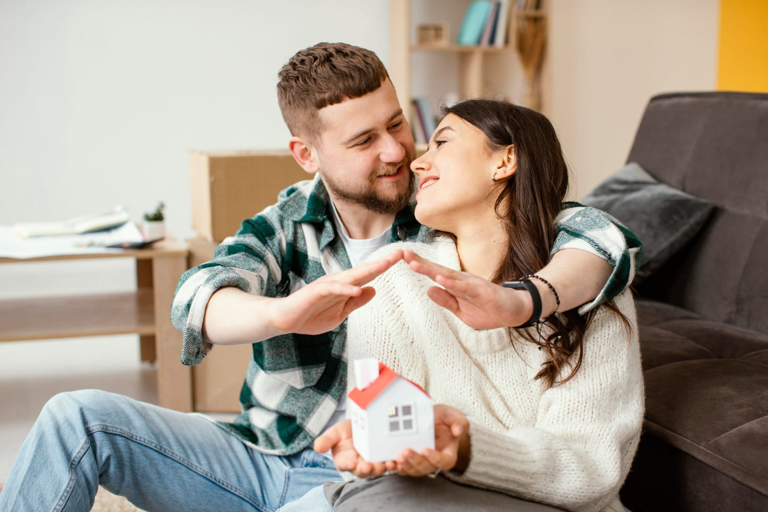 casal-de-tiro-medio-sendo-romantico