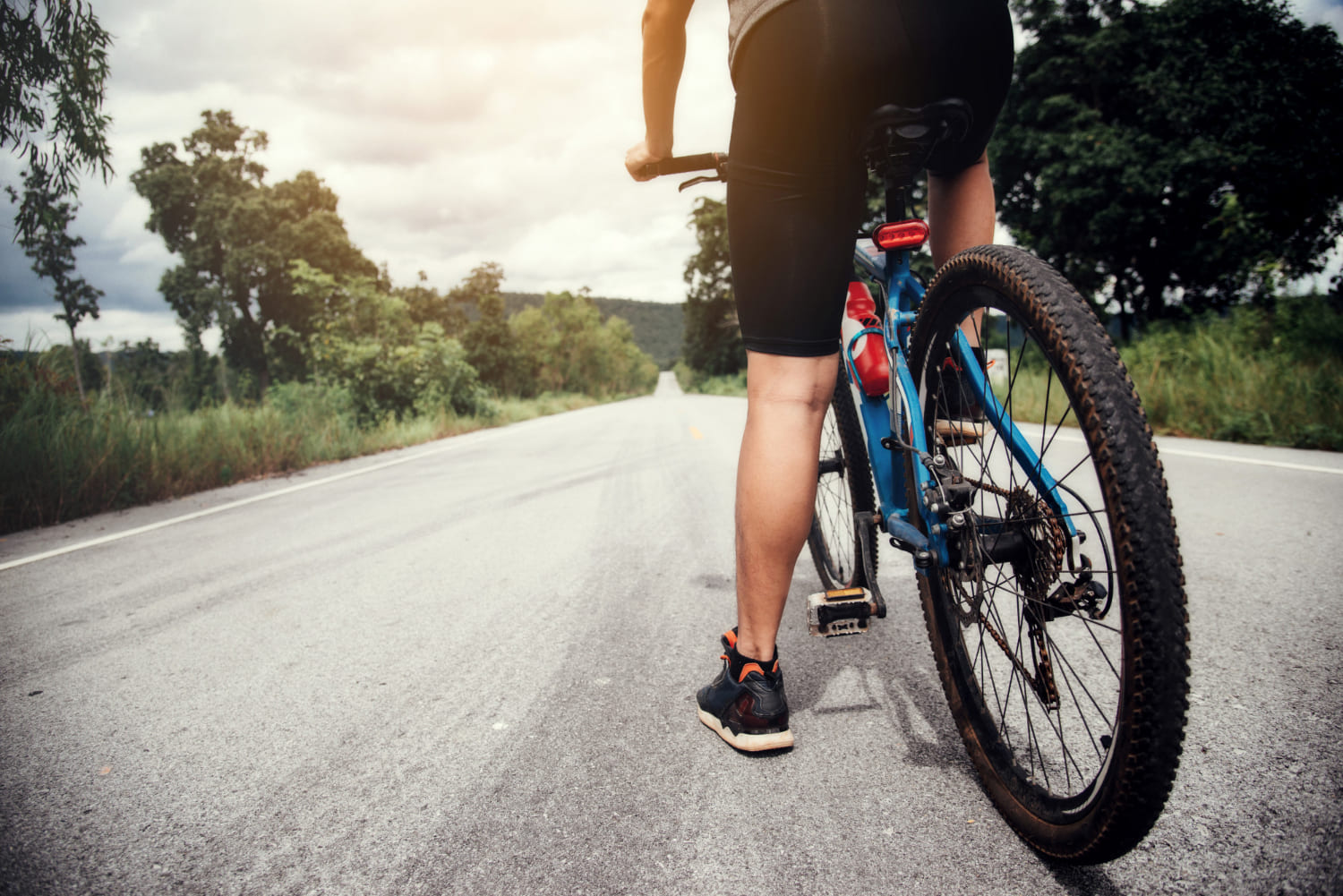 ciclista-homem-corrida-bicicleta-ao-ar-livre