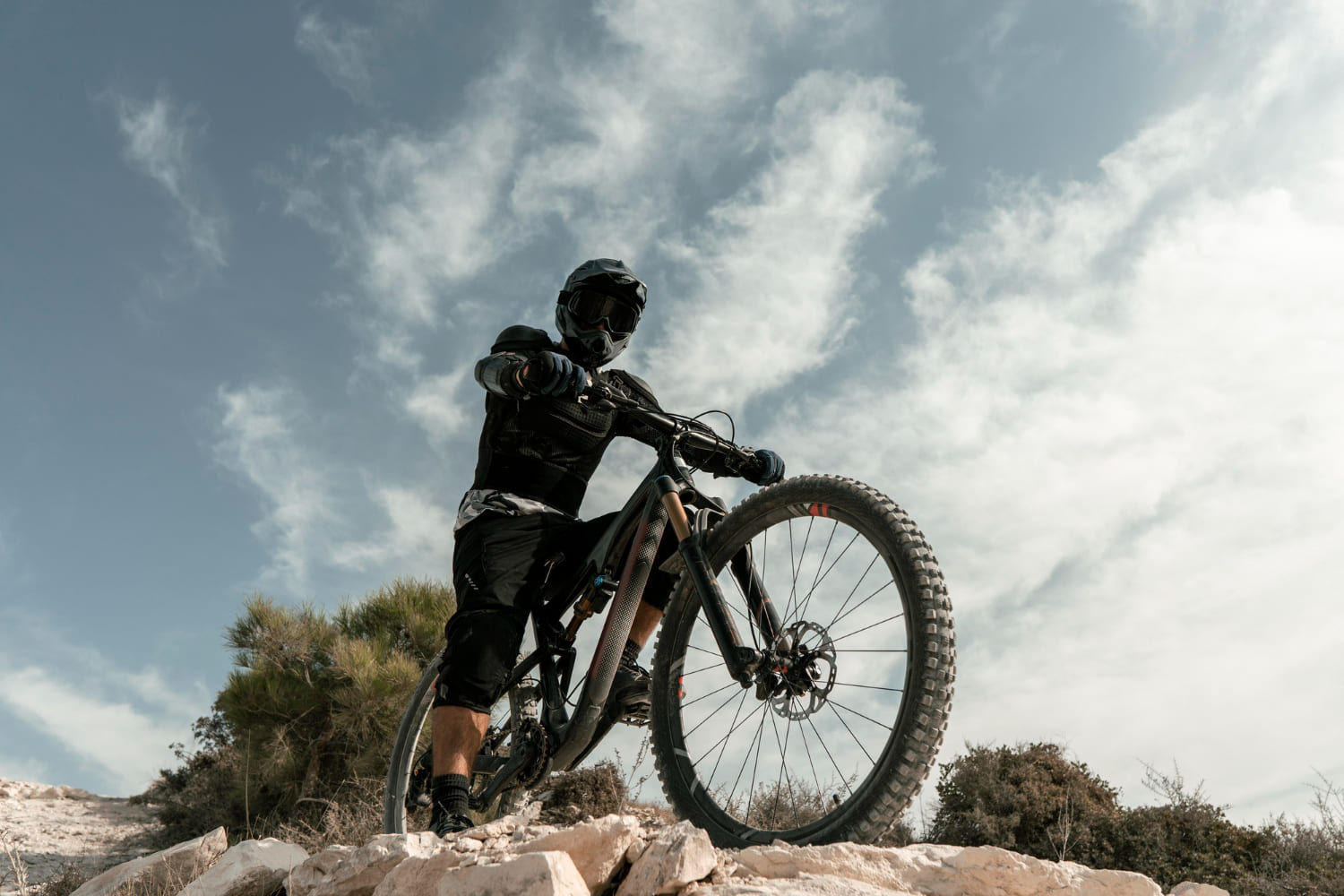 homem-andando-de-mountain-bike-de-baixo-angulo