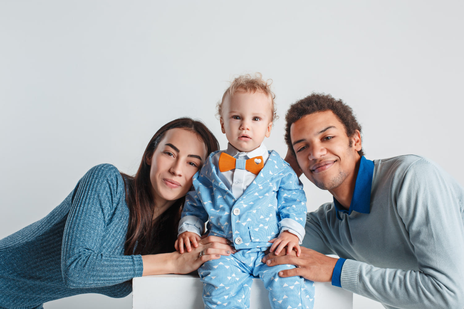 retrato-de-familia-feliz-casamento-interracial-com-um-bebe